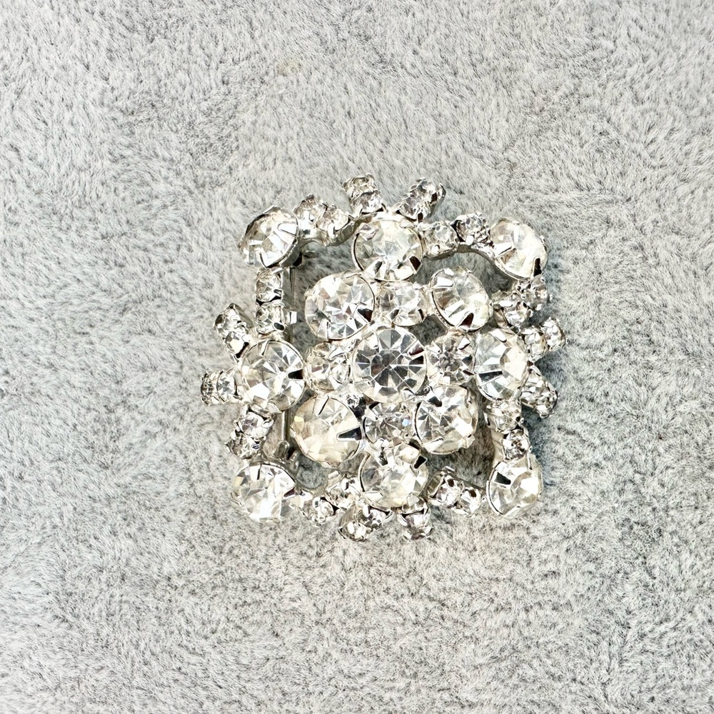 Vintage Elegant Silver Tone Crystal Rhinestone Brooch Pin